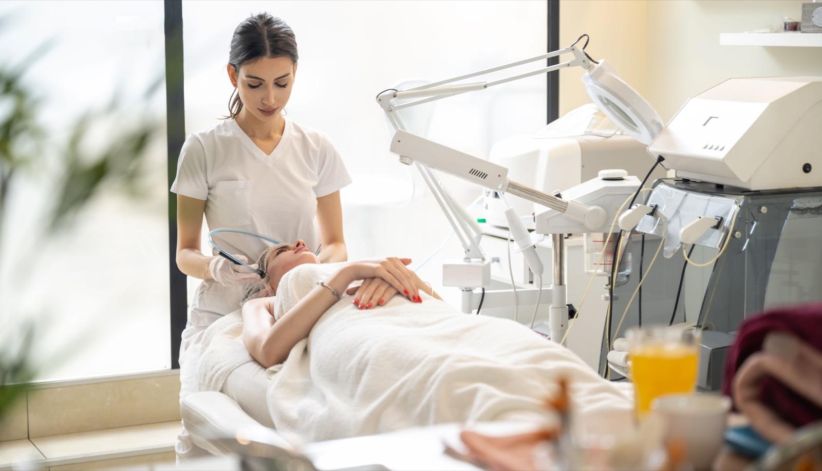 Эстетическая процедура на корейском медицинском оборудовании MEDILIFE